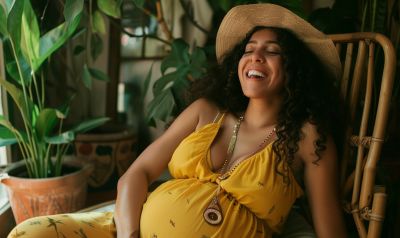 Schwangere lachende Frau