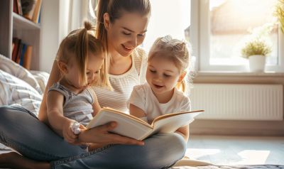 Mutter liest aus einen Buch über die Zahnfee