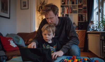 Vater mit Sohn am gemeinsamen Familien Laptop